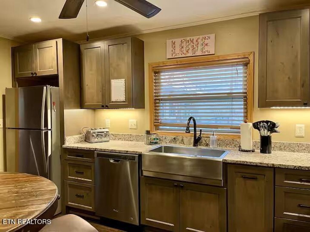 Photo of 823 E Foothills Drive, Gatlinburg, TN 37738 (MLS # 1312822)