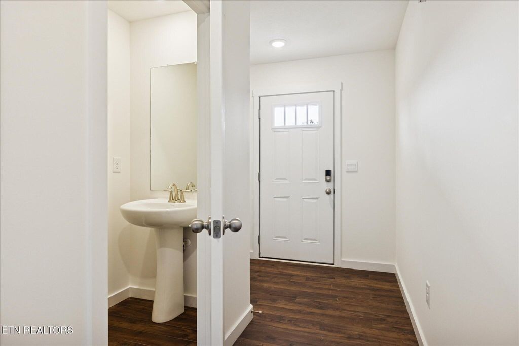 Photo of 127 N Rolling Meadows Drive, Harriman, TN 37748 (MLS # 1305813)