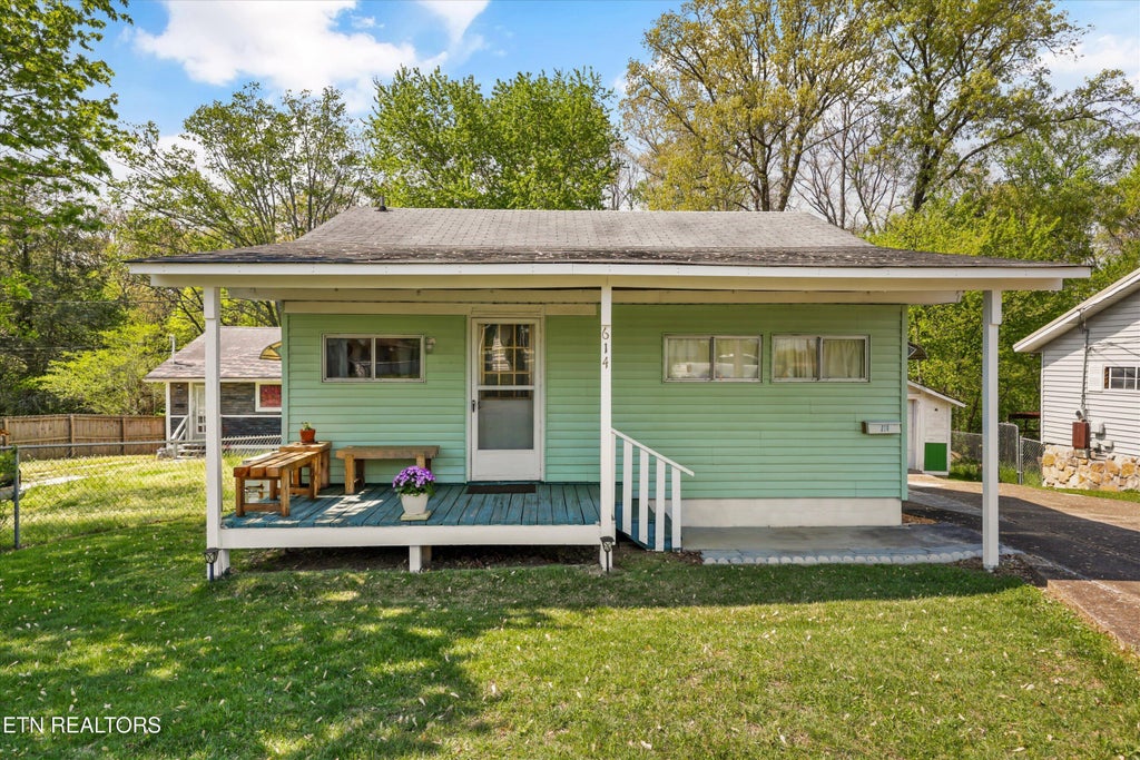 Photo of 614 W Outer Drive, Oak Ridge, TN 37830 (MLS # 1336102)