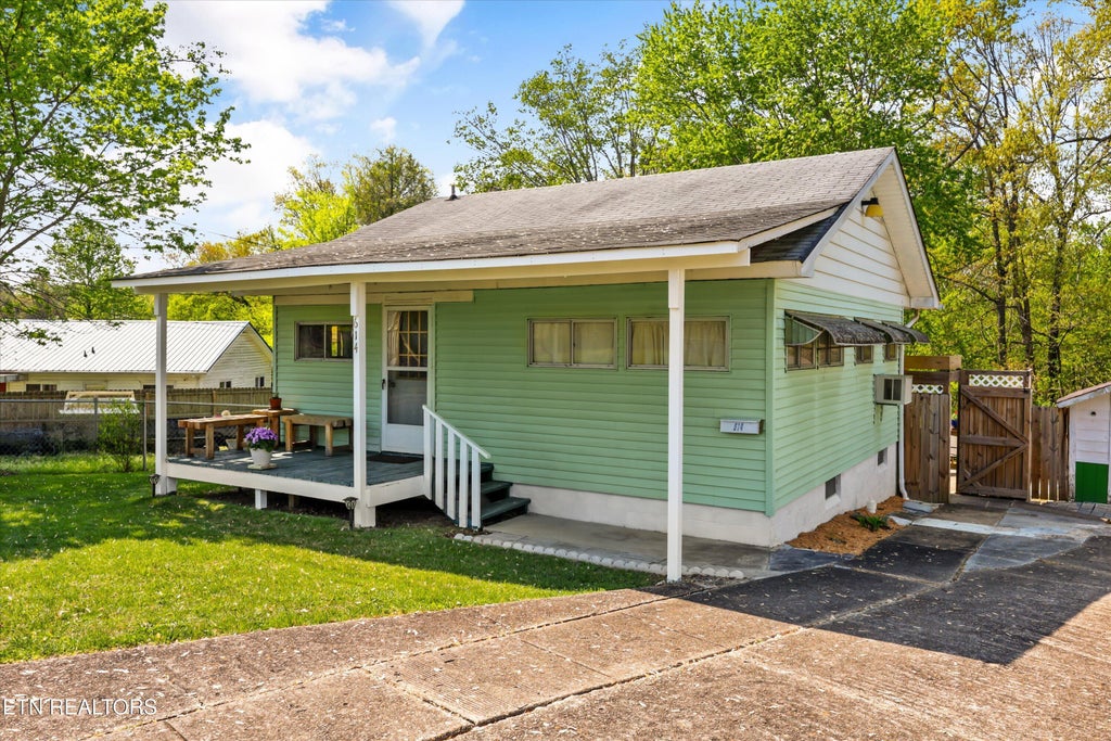 Photo of 614 W Outer Drive, Oak Ridge, TN 37830 (MLS # 1336102)