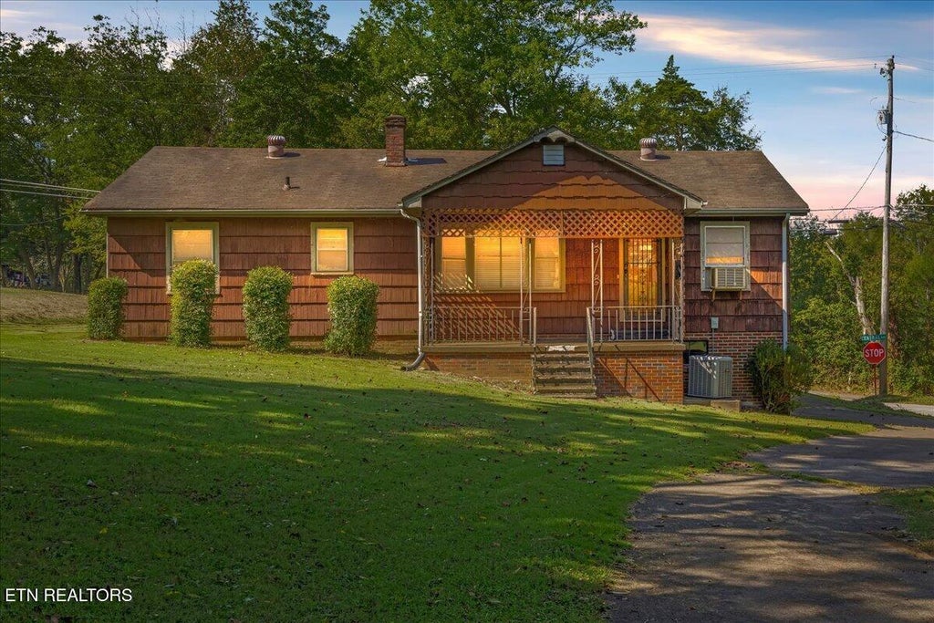 Photo of 613 Central Ave, Athens, TN 37303 (MLS # 1358931)