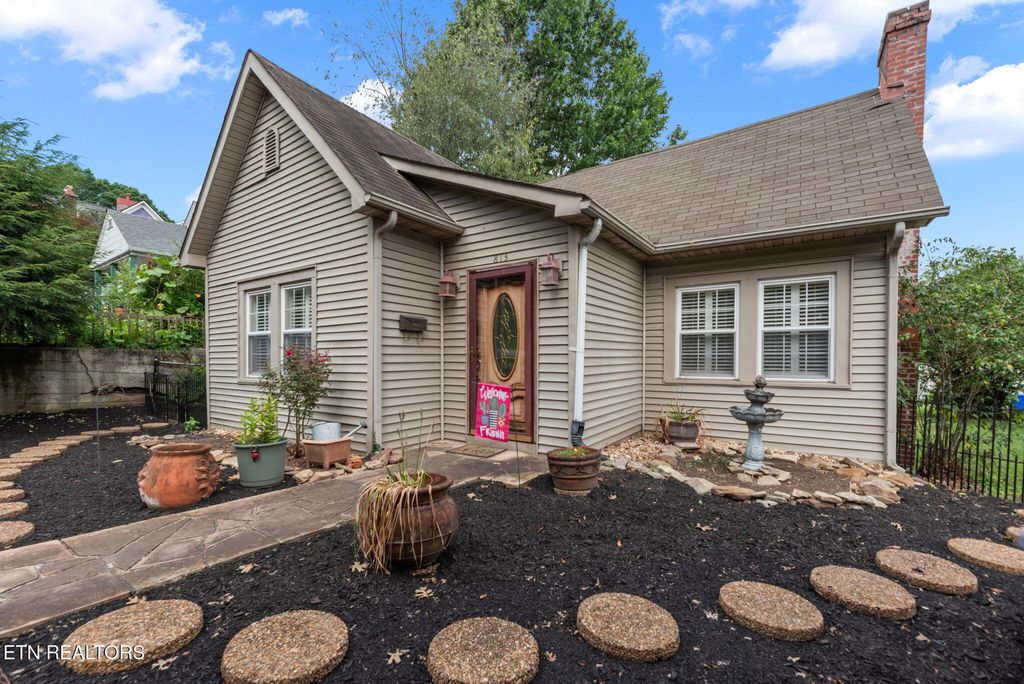 Photo of 813 Trenton St, Harriman, TN 37748 (MLS # 1309137)