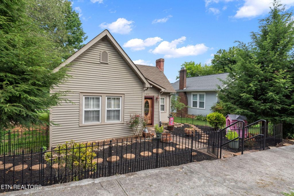 Photo of 813 Trenton St, Harriman, TN 37748 (MLS # 1309137)