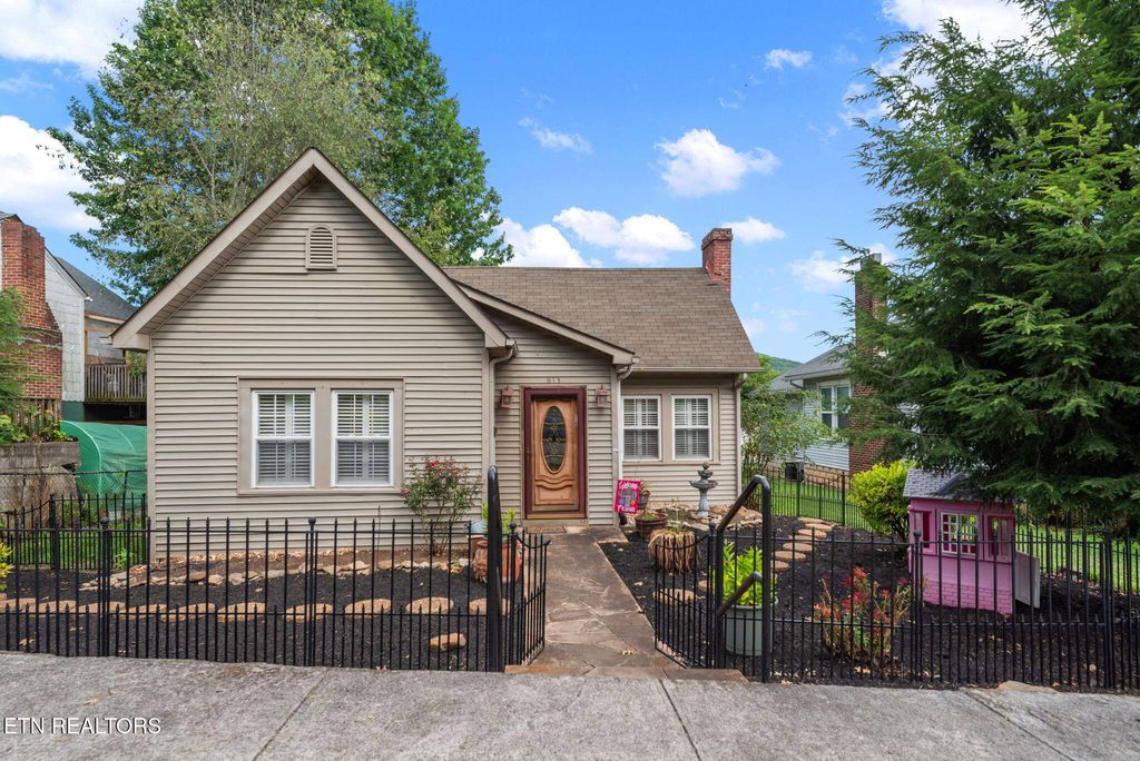 Photo of 813 Trenton St, Harriman, TN 37748 (MLS # 1309137)