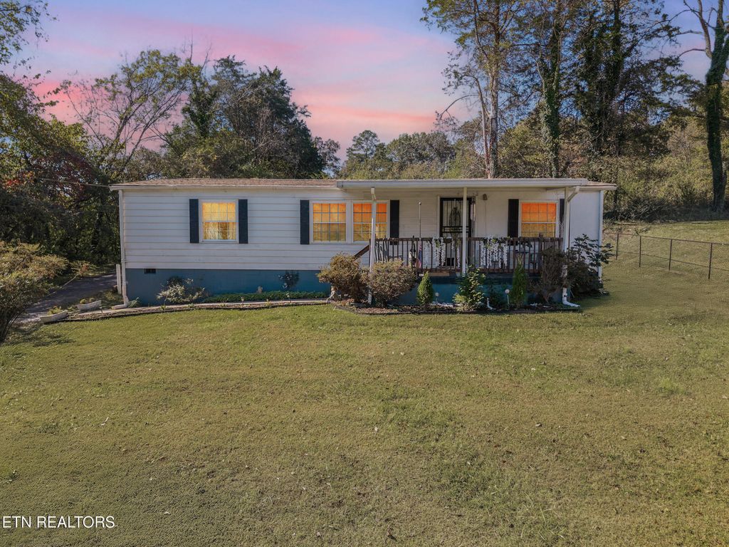 Photo of 415 Hollingsworth Circle, Clinton, TN 37716 (MLS # 1318478)