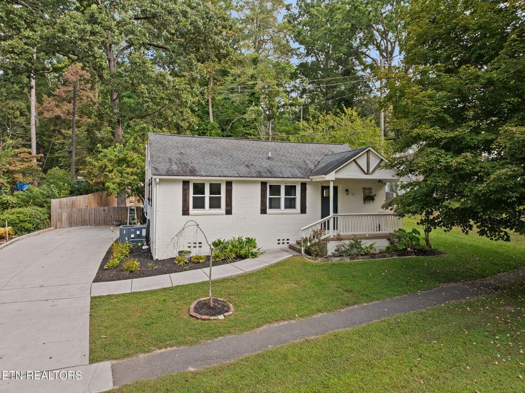 Photo of 106 Crescent Rd, Norris, TN 37828 (MLS # 1316247)