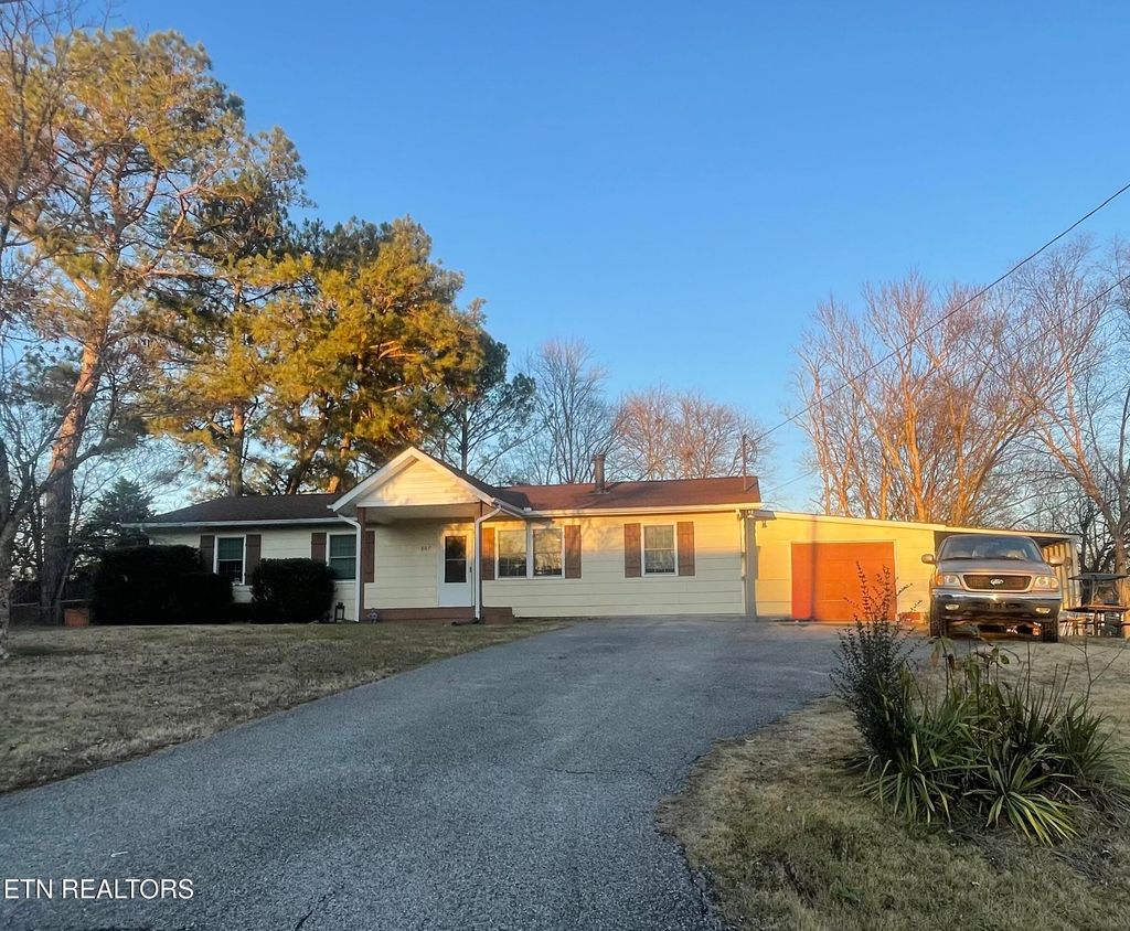 Photo of 807 Lafollette Dr Drive, Maryville, TN 37801 (MLS # 1323691)