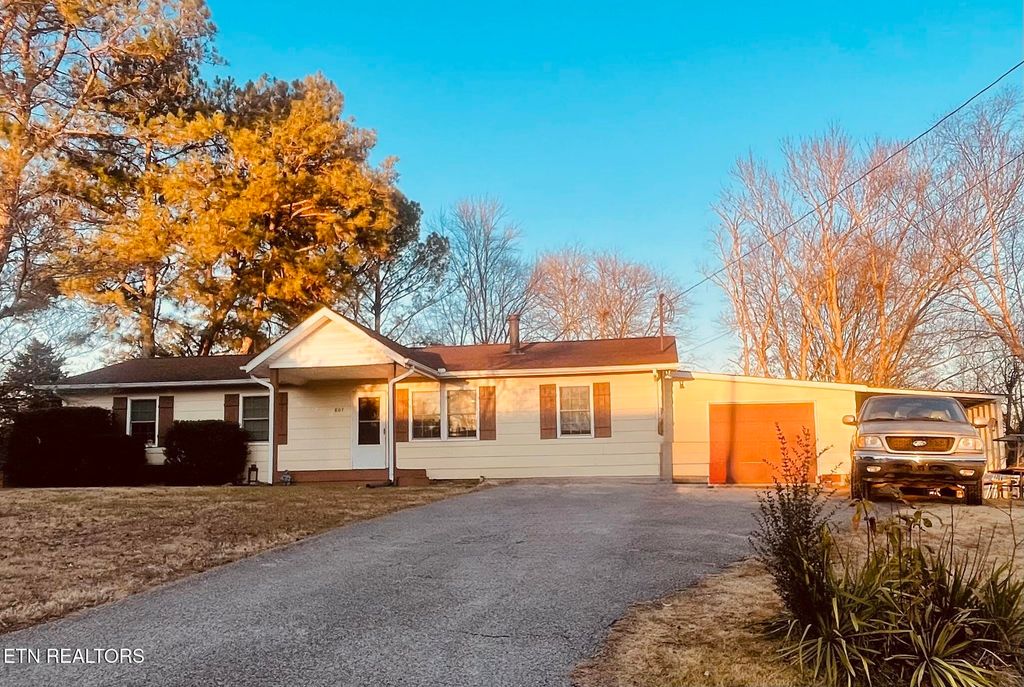 Photo of 807 Lafollette Dr Drive, Maryville, TN 37801 (MLS # 1323691)
