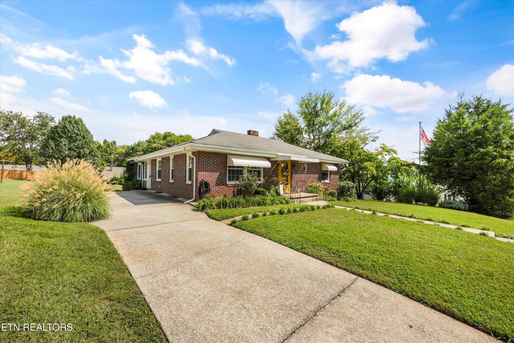 Photo of 1224 Park St, Sweetwater, TN 37874 (MLS # 1356029)