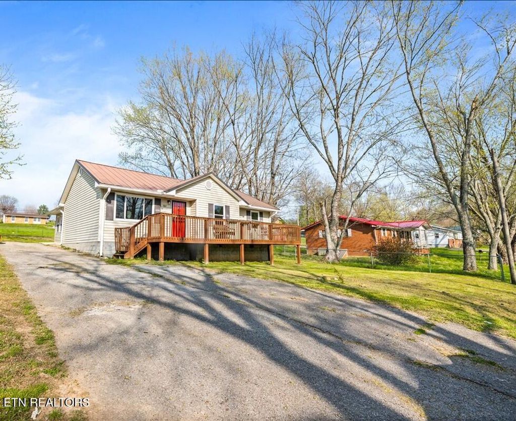 Photo of 807 S 8th St, LaFollette, TN 37766 (MLS # 1334447)