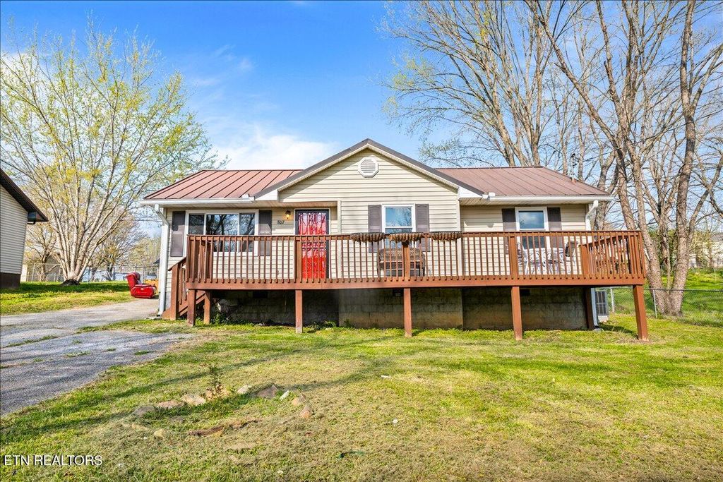 Photo of 807 S 8th St, LaFollette, TN 37766 (MLS # 1334447)