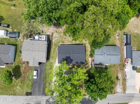 Tiny photo for 410 W Hemlock St, LaFollette, TN 37766 (MLS # 1341918)