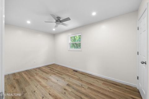 Tiny photo for 410 W Hemlock St, LaFollette, TN 37766 (MLS # 1341918)
