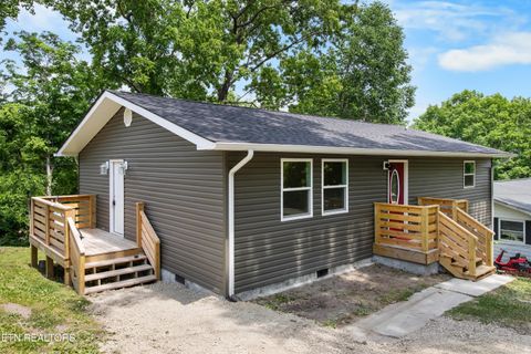 Tiny photo for 410 W Hemlock St, LaFollette, TN 37766 (MLS # 1341918)