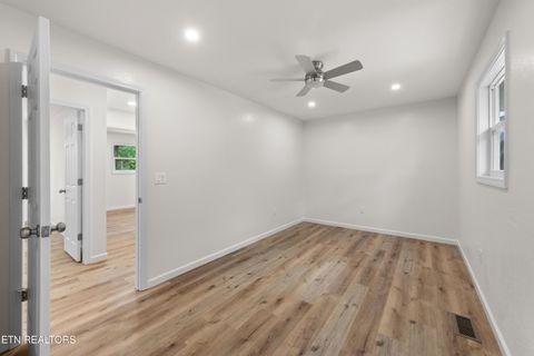 Tiny photo for 410 W Hemlock St, LaFollette, TN 37766 (MLS # 1341918)