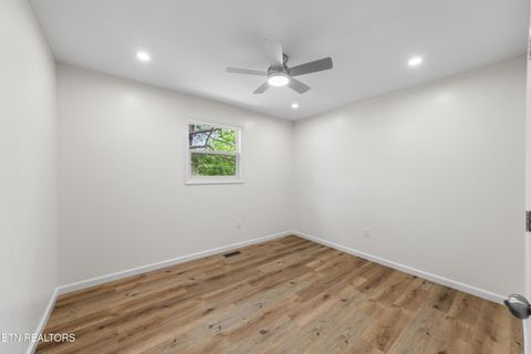 Tiny photo for 410 W Hemlock St, LaFollette, TN 37766 (MLS # 1341918)