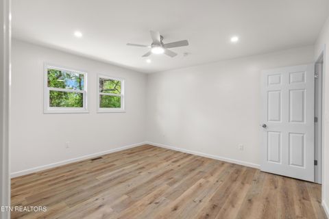 Tiny photo for 410 W Hemlock St, LaFollette, TN 37766 (MLS # 1341918)