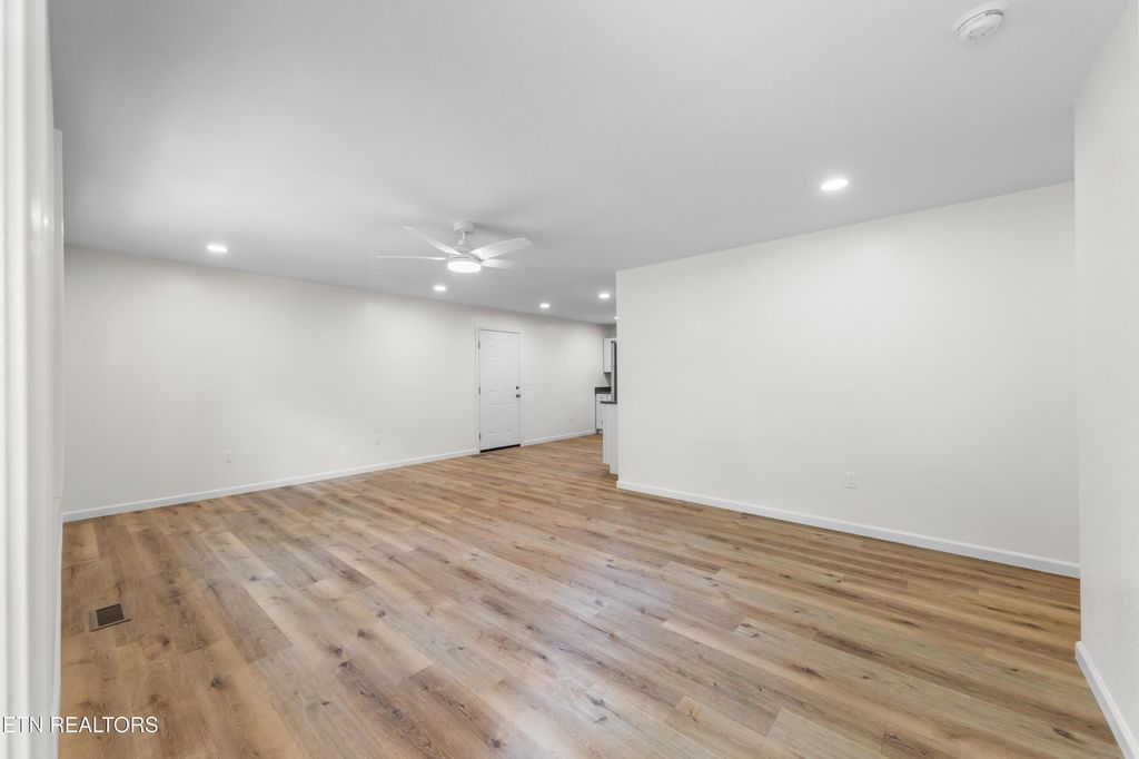 Photo of 410 W Hemlock St, LaFollette, TN 37766 (MLS # 1341918)