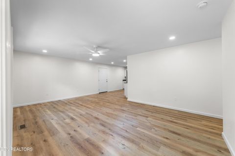 Tiny photo for 410 W Hemlock St, LaFollette, TN 37766 (MLS # 1341918)