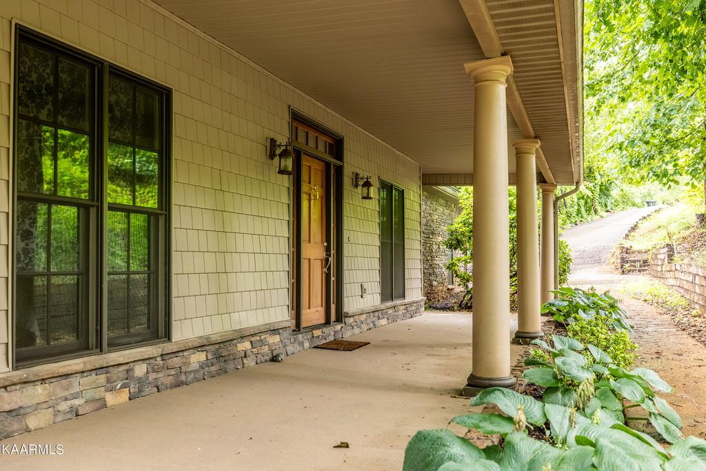 Photo of 236 E Leatherwood Drive, Walland, TN 37886 (MLS # 1232582)