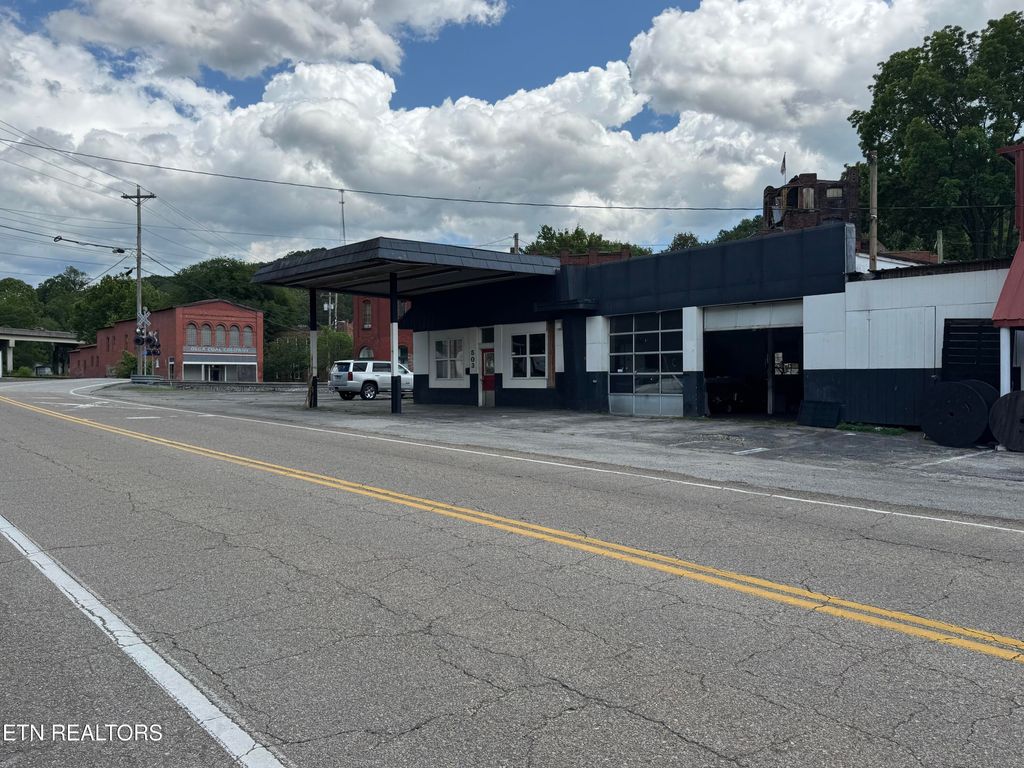 Photo of 503 Main St, Oliver Springs, TN 37840 (MLS # 1308667)