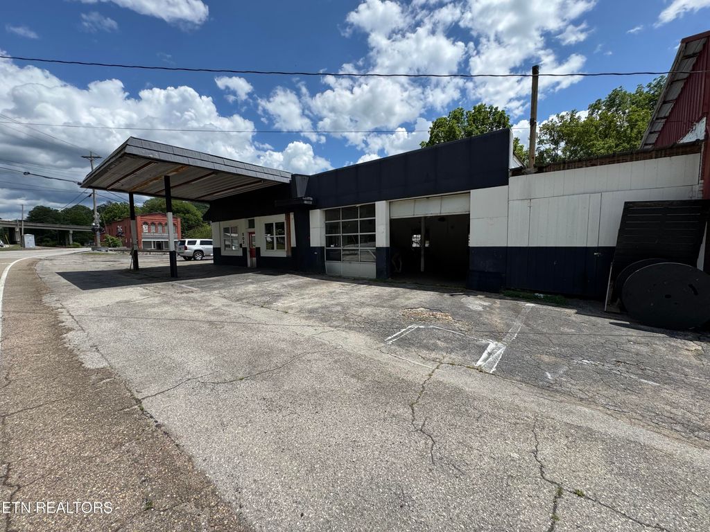 Photo of 503 Main St, Oliver Springs, TN 37840 (MLS # 1308667)