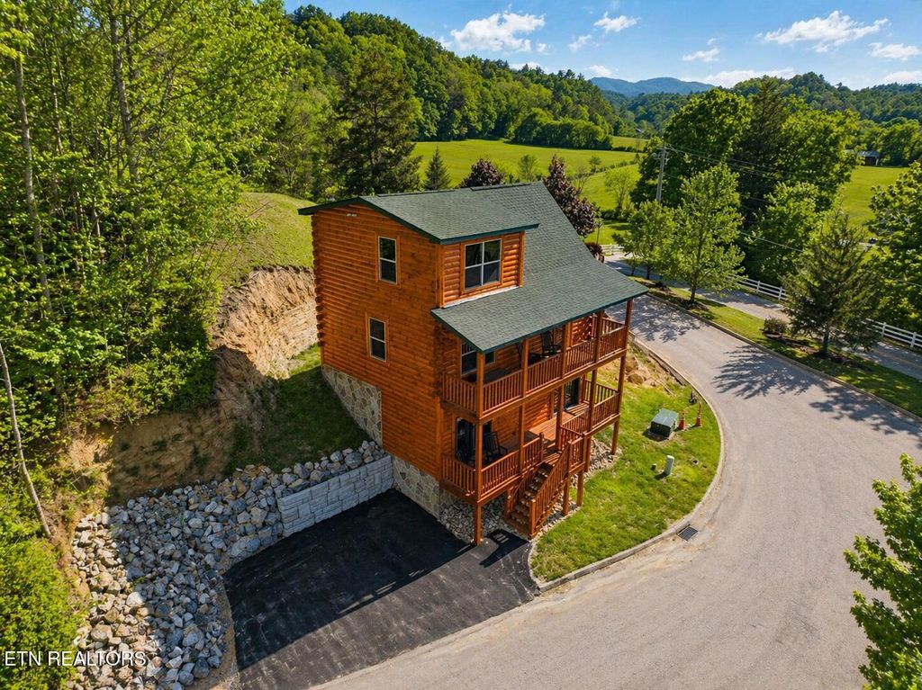 Photo of 1632 Mountain Lodge Way, Pigeon Forge, TN 37862 (MLS # 1338188)