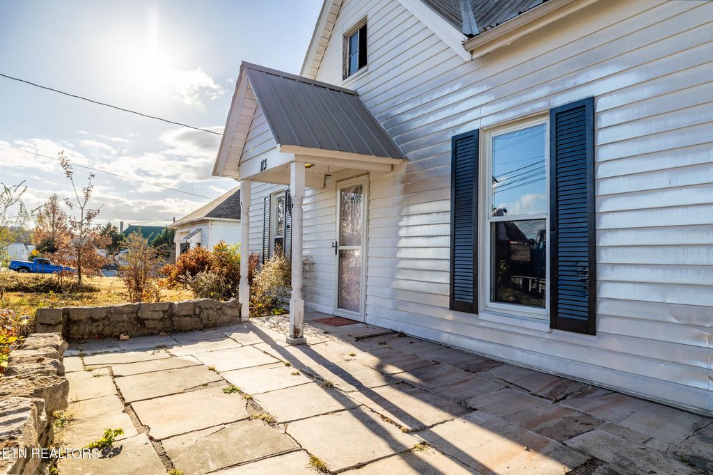 Photo of 113 N Farnum St, Friendsville, TN 37737 (MLS # 1246280)