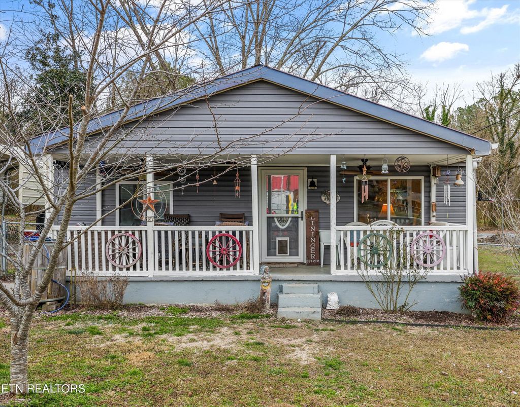 Photo of 401 Woody Ave, Harriman, TN 37748 (MLS # 1324976)