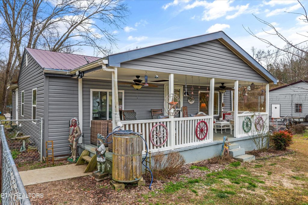 Photo of 401 Woody Ave, Harriman, TN 37748 (MLS # 1324976)