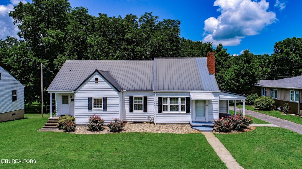 Photo of 125 Washington Ave, Newport, TN 37821 (MLS # 1348883)