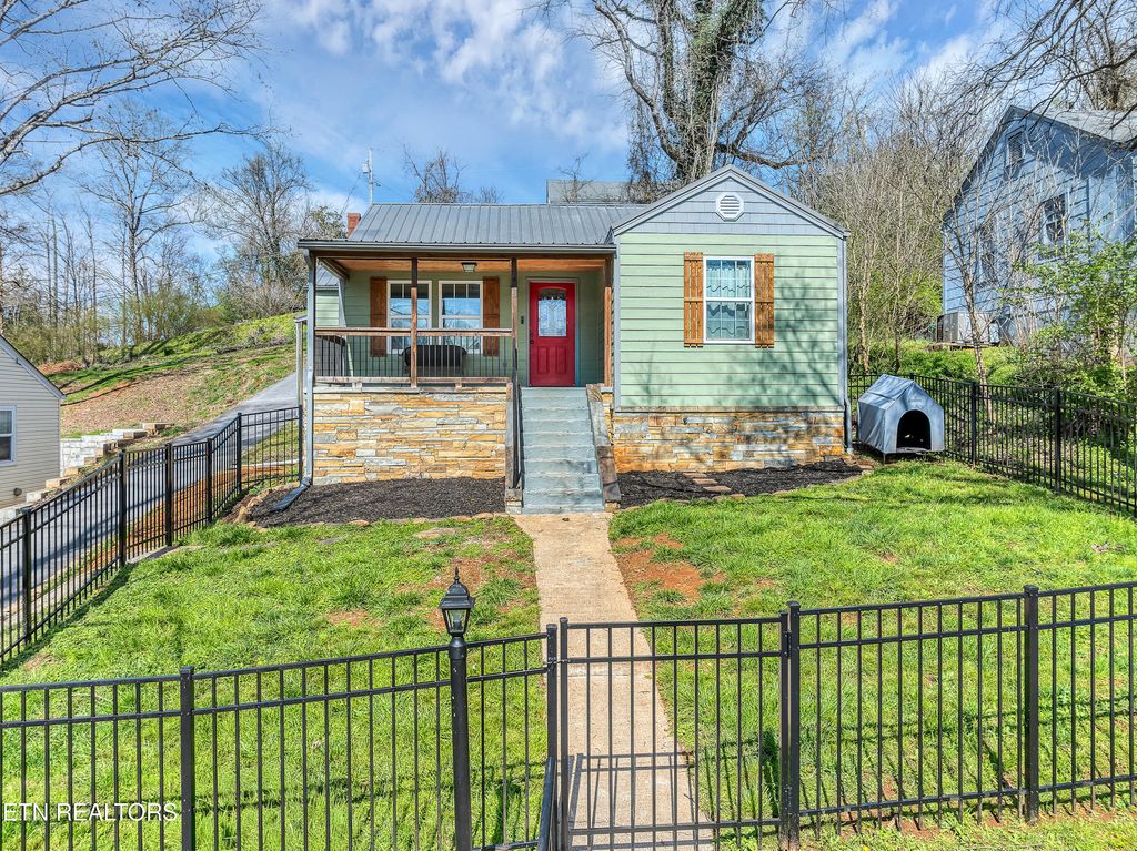Photo of 425 Sewanee St, Harriman, TN 37748 (MLS # 1333417)