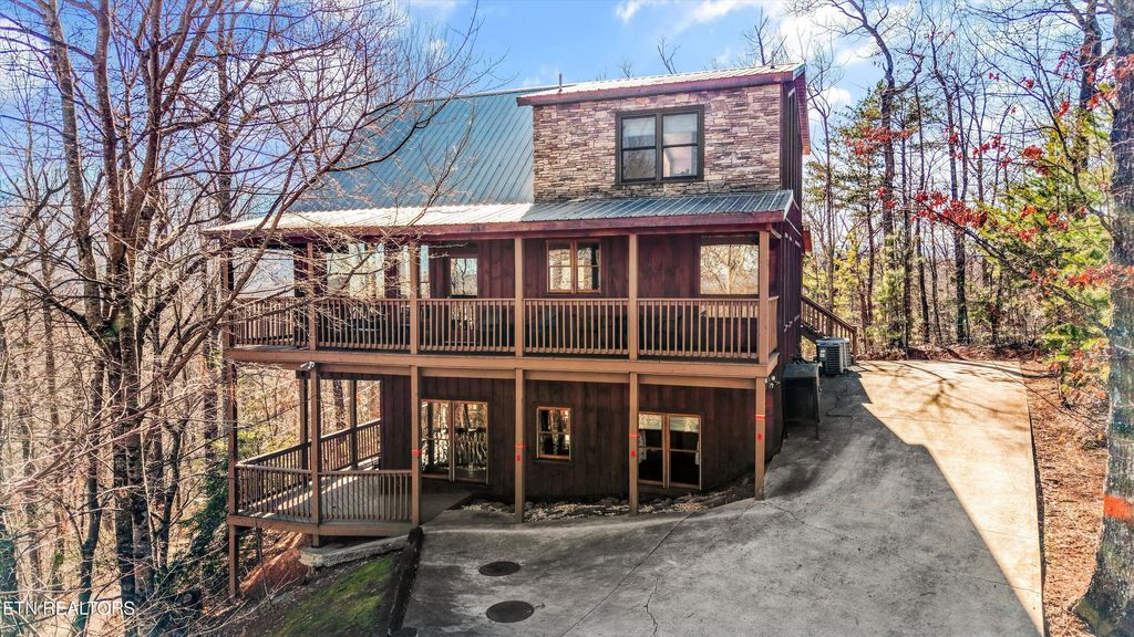 Photo of 1009 Vista Drive, Gatlinburg, TN 37738 (MLS # 1330186)