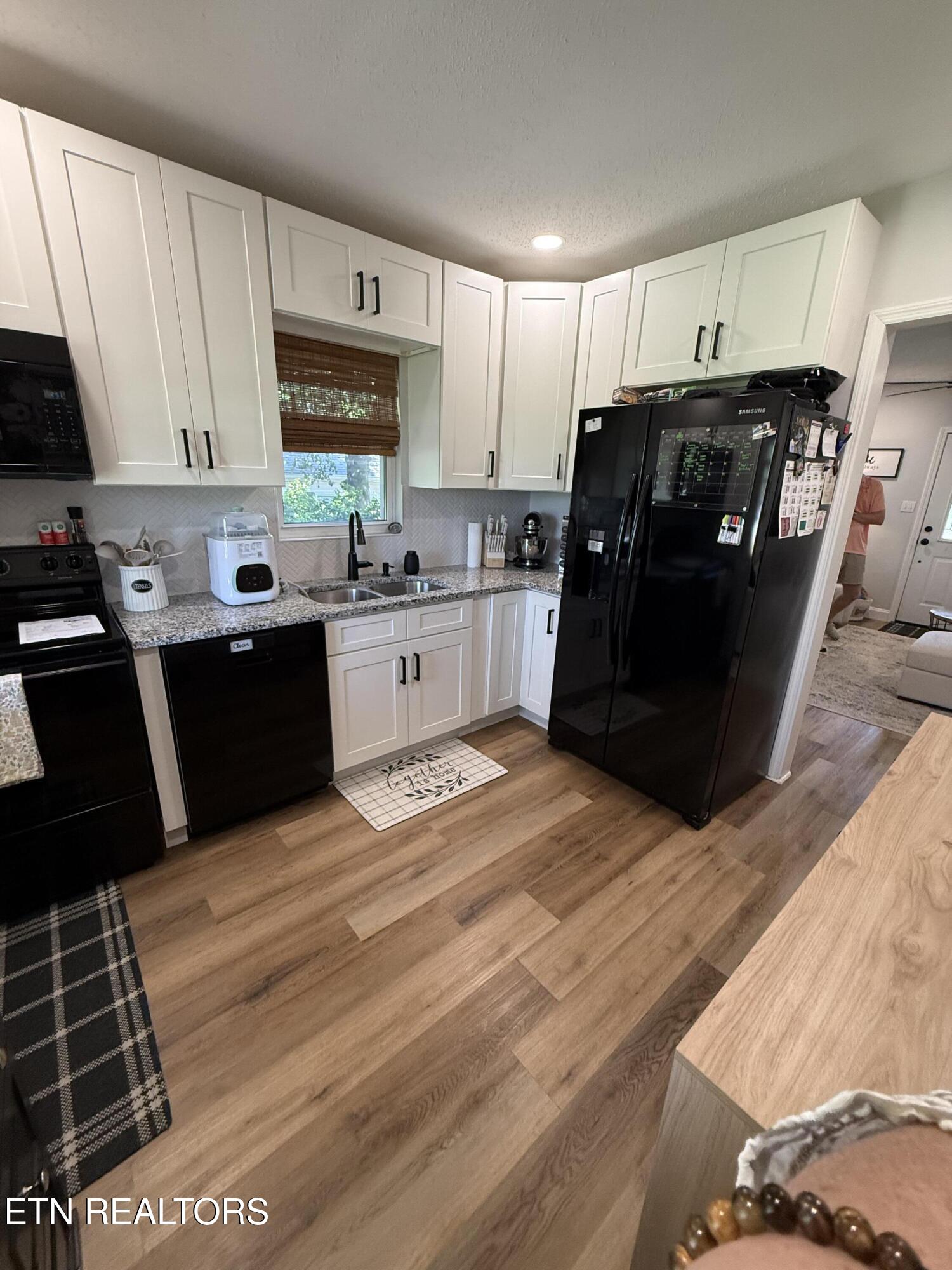 210 W Lincoln St
