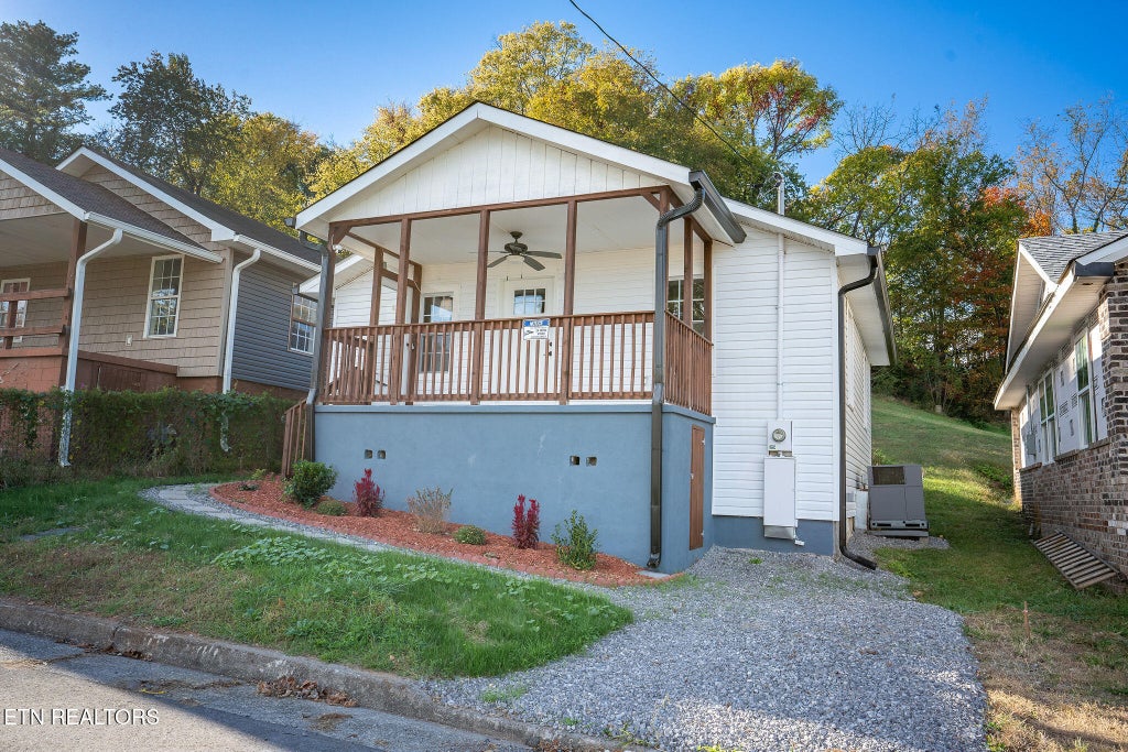 Photo of 202 Collins St, Loudon, TN 37774 (MLS # 1360603)
