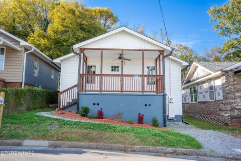Photo of 202 Collins St, Loudon, TN 37774 (MLS # 1360603)
