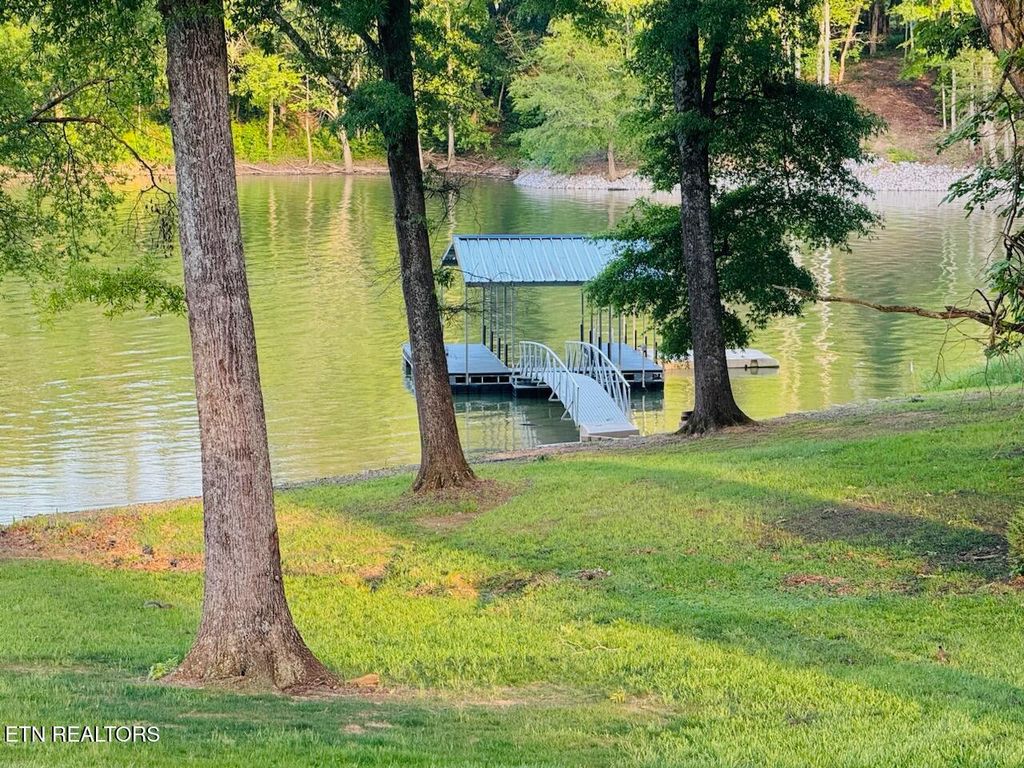 Photo of 708 Lakeside Court, Dandridge, TN 37725 (MLS # 1301871)