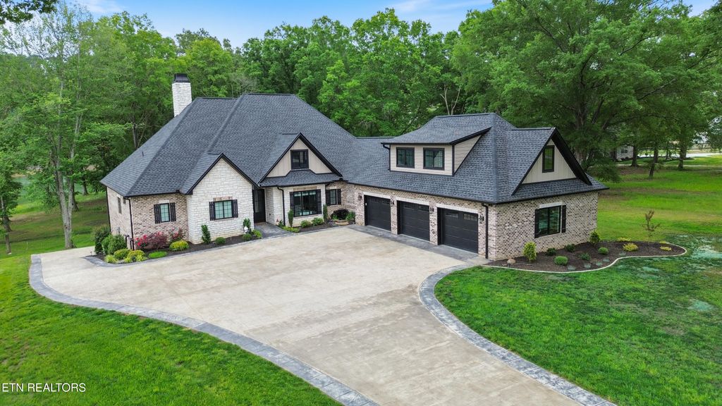 Photo of 708 Lakeside Court, Dandridge, TN 37725 (MLS # 1301871)