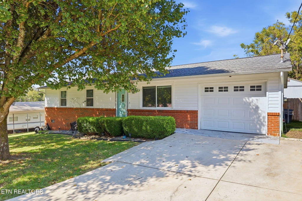 Photo of 733 E Beaver Creek Drive, Knoxville, TN 37918 (MLS # 1359355)