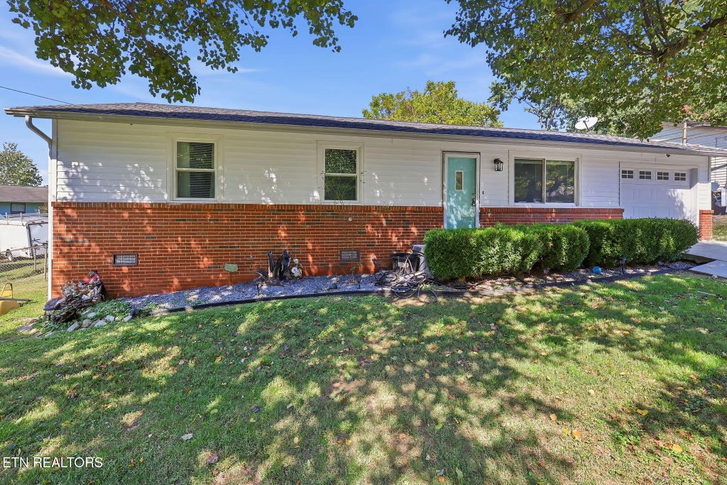 Photo of 733 E Beaver Creek Drive, Knoxville, TN 37918 (MLS # 1359355)