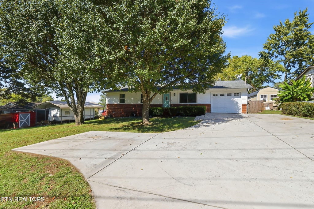 Photo of 733 E Beaver Creek Drive, Knoxville, TN 37918 (MLS # 1359355)