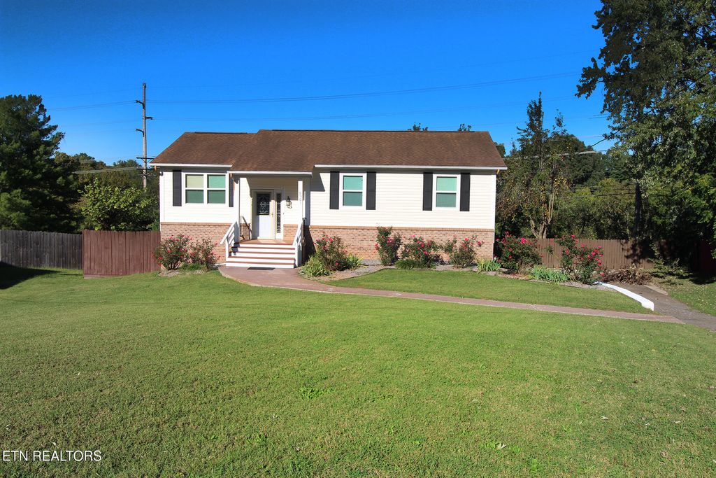 Photo of 9301 Oakshire Circle, Knoxville, TN 37922 (MLS # 1318412)