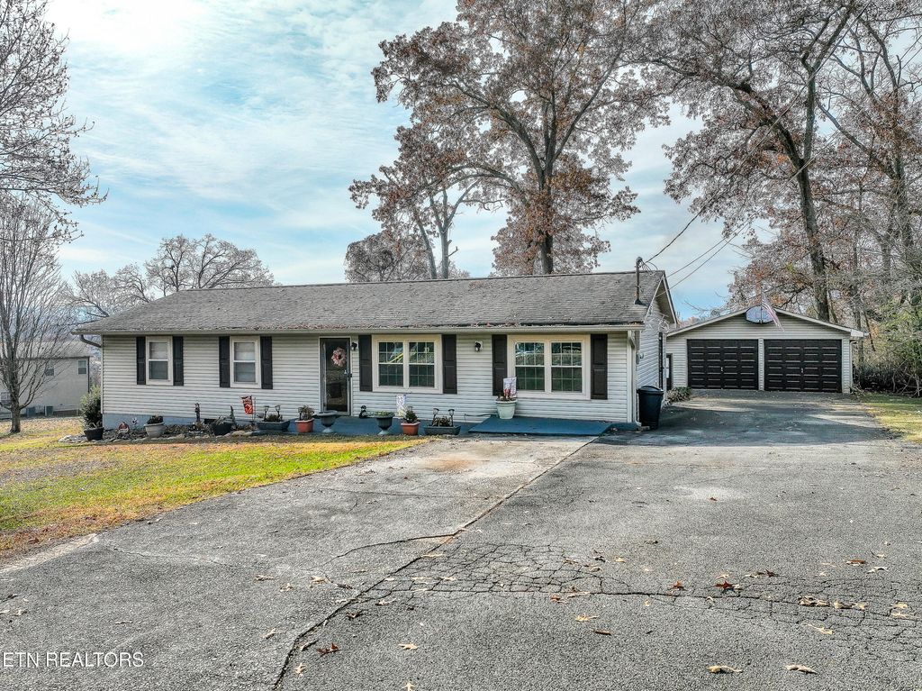 Photo of 923 Panorama Drive, Maryville, TN 37801 (MLS # 1322723)