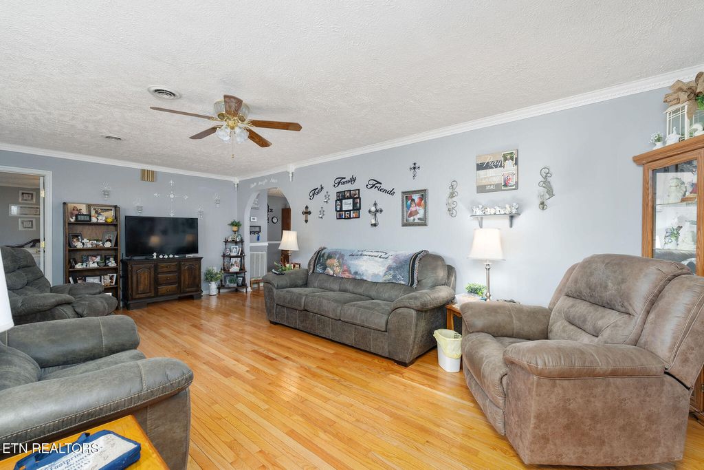 Photo of 4921 W CUMBERLAND Ave, Middlesboro, KY 40965 (MLS # 1319805)