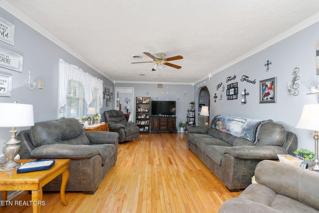 Photo of 4921 W CUMBERLAND Ave, Middlesboro, KY 40965 (MLS # 1319805)