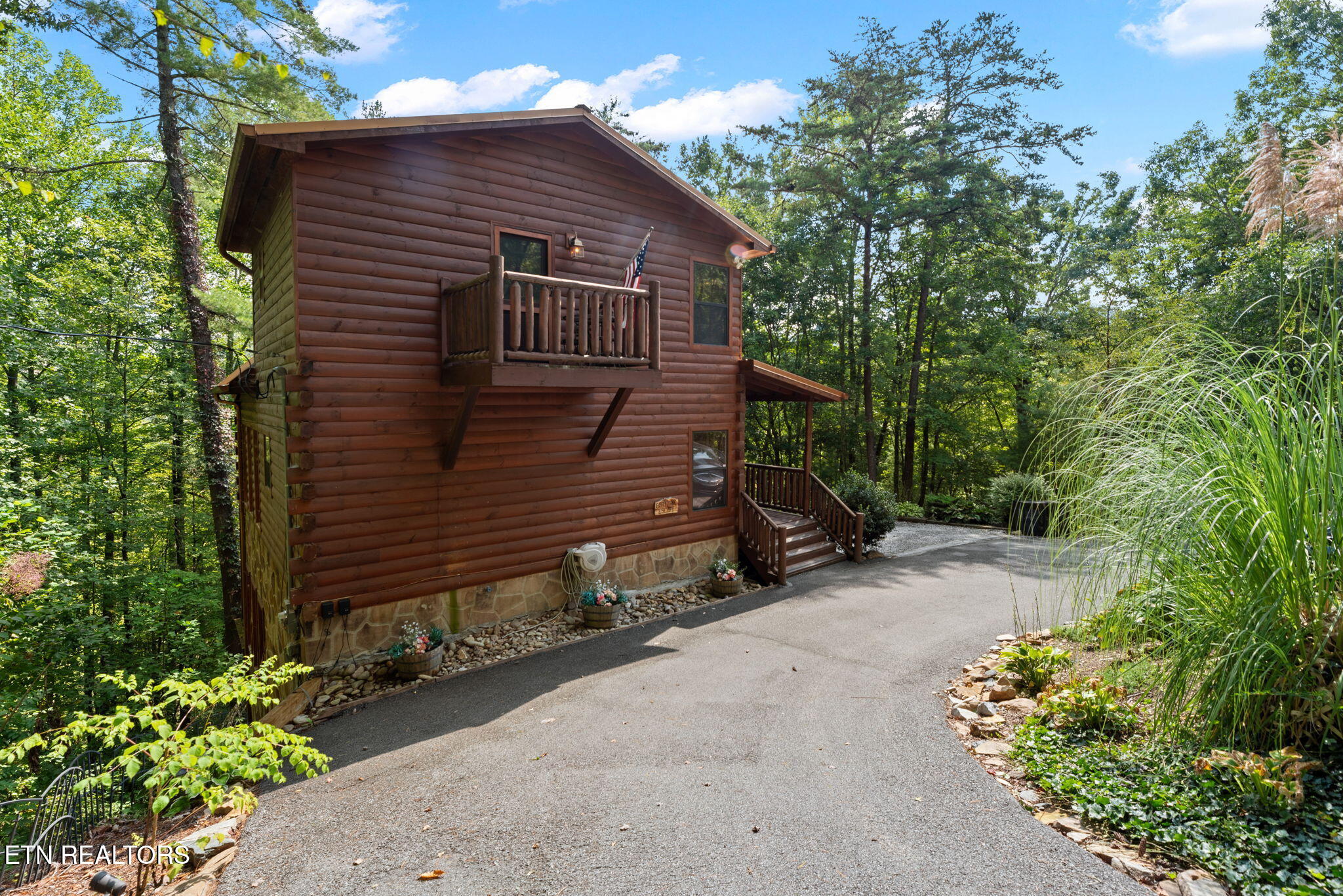 2439 Woodside Lane