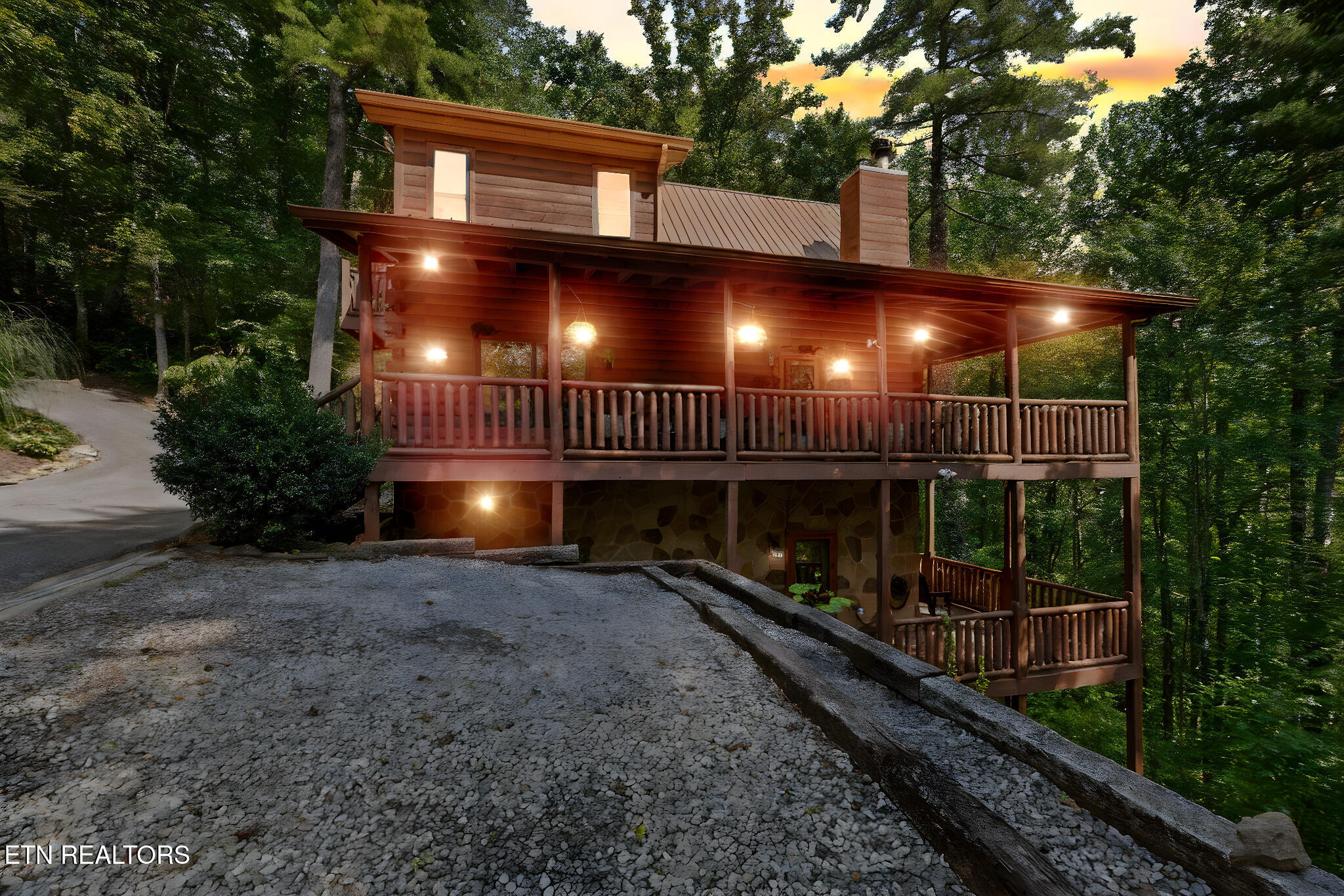 2439 Woodside Lane