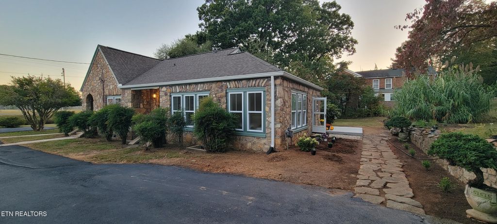 Photo of 318 E Meeting St, Dandridge, TN 37725 (MLS # 1326908)
