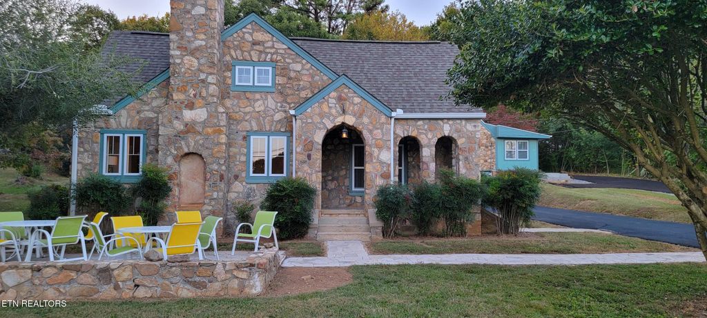 Photo of 318 E Meeting St, Dandridge, TN 37725 (MLS # 1326908)