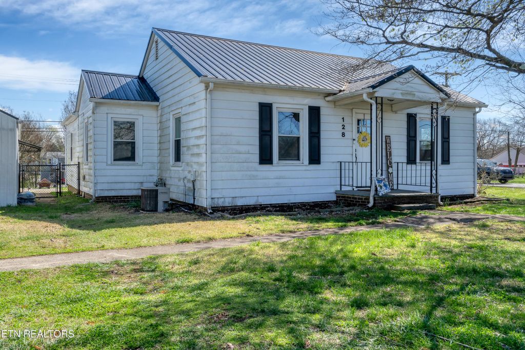 Photo of 128 Wooddale St, Maryville, TN 37801 (MLS # 1332701)